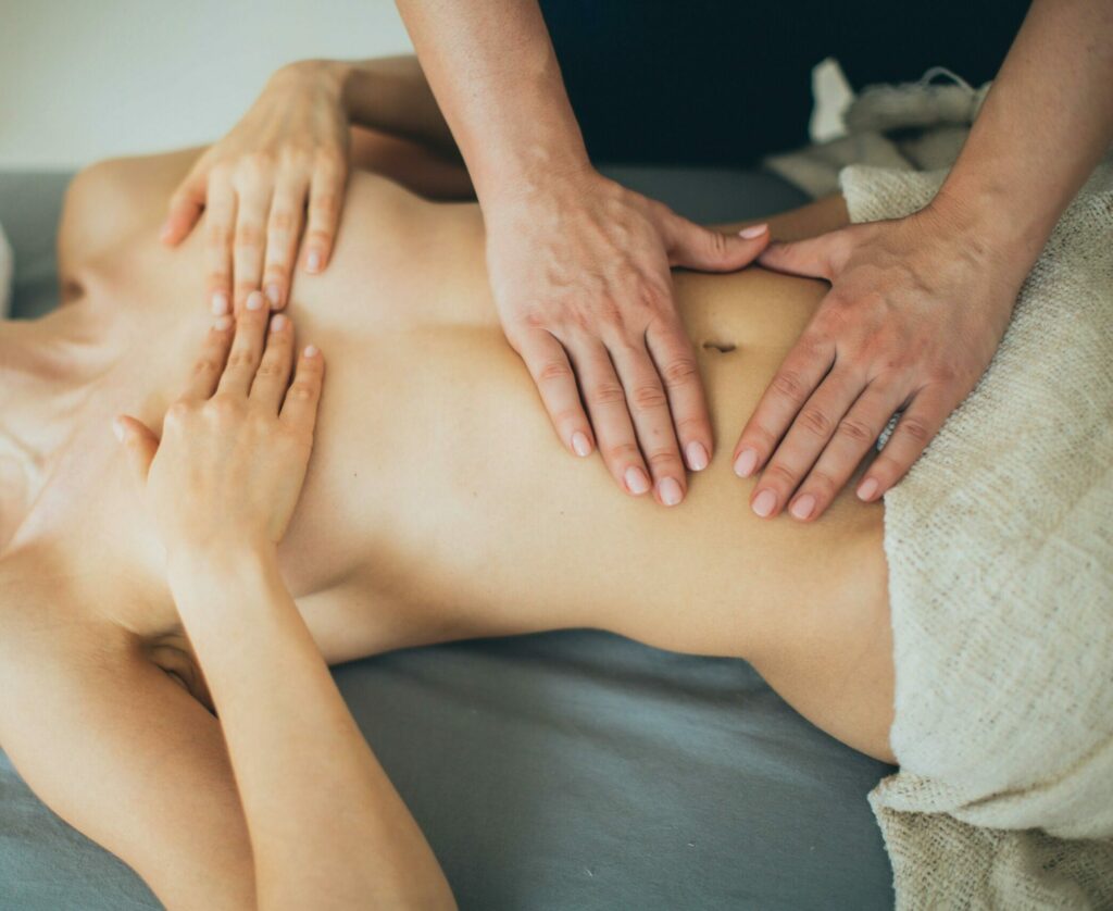 Photo d'une femme effectuant un soin drainant du ventre, centre de la digestion et des émotions.