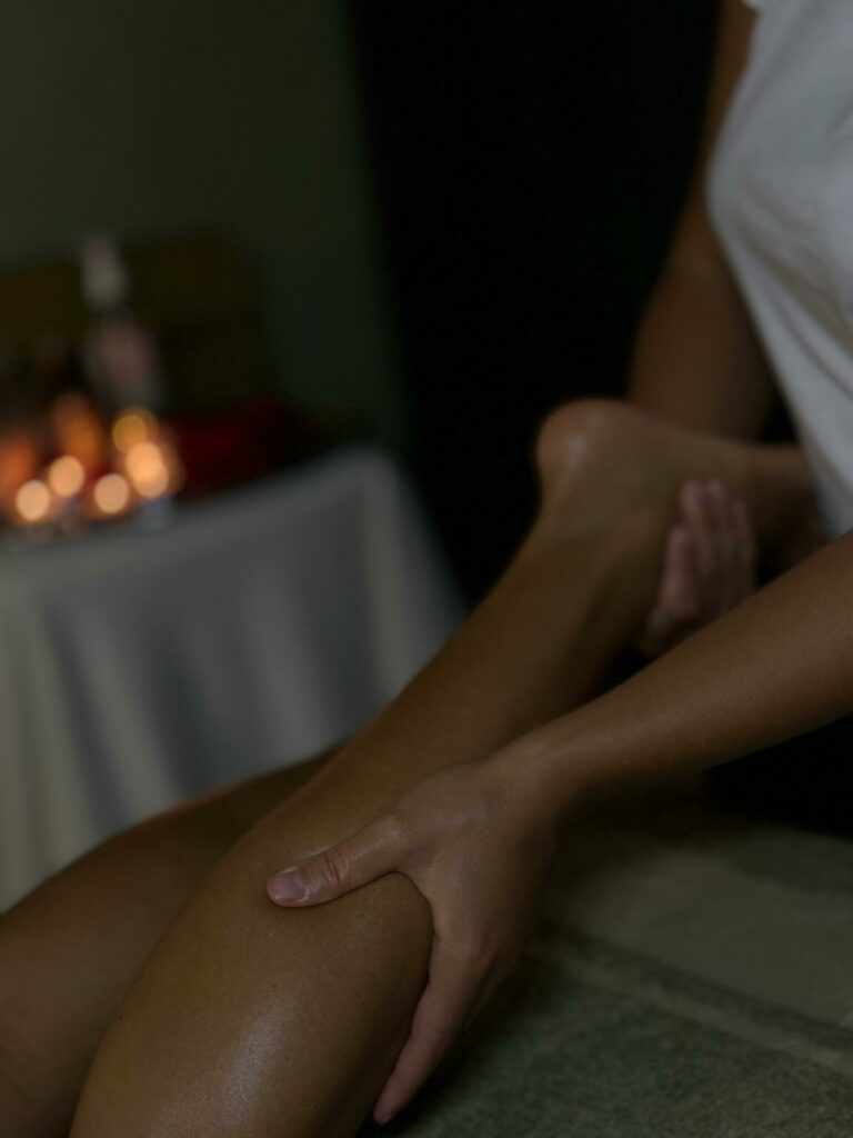 Drainage lymphatique réalisé par une praticienne – soin bien-être dans une ambiance apaisante