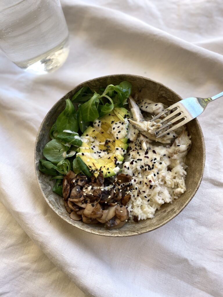 Photo d'une assiette naturo équilibrée, riche en protéines, bon gras et glucides IG bas.