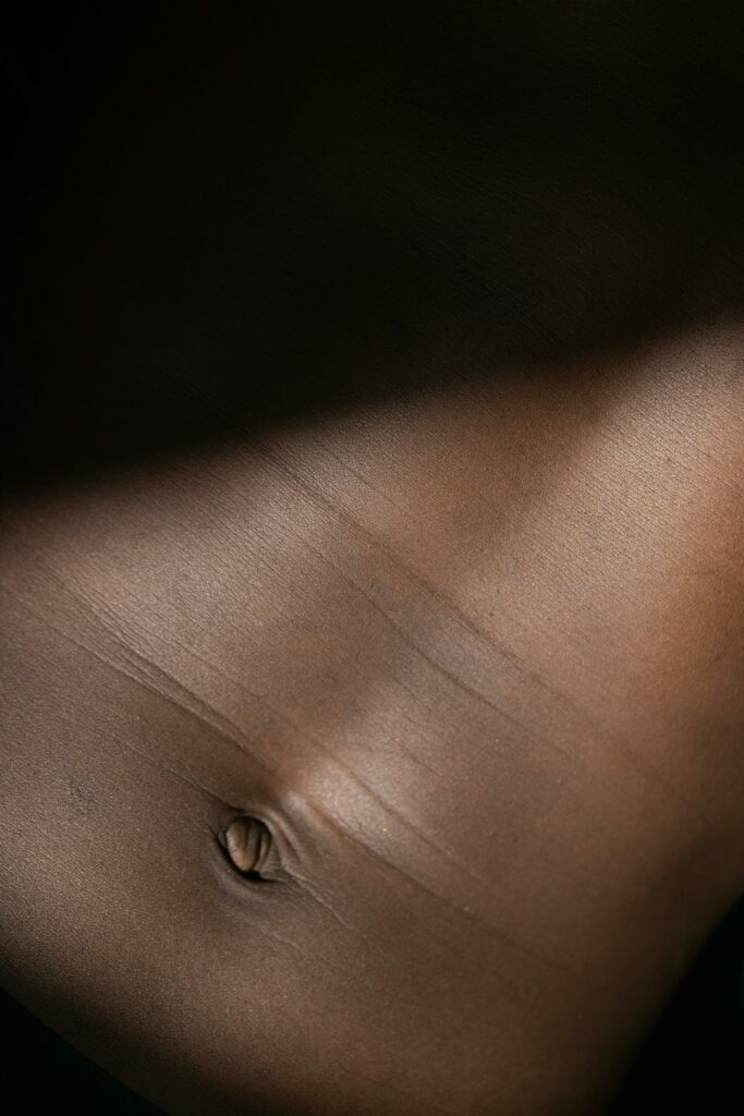 Focus sur un ventre de femme.